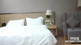 2023-2-9【用利顶你】年夜约操极品外围，颜值短裙美女，大屌插嘴，美腿肩上扛一顿操，叫起来非常骚，接连干了两炮