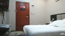 一代炮王，完整版未流出，【山鸡岁月】，小少妇找到了生财之道，老公不在就上门，害羞不让看屄