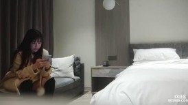 巨乳美女69吃鸡啪啪 又大又粗好性感 爱死你的鸡鸡了 啊啊老公轻点轻点顶到了 身材一流前凸后翘 被操的骚话不停
