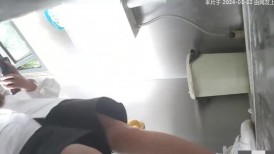 师范学院女厕偷拍白衣长发美女 肥鲍鱼细长的逼缝