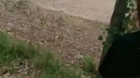网红脸美女和男友到乡下花生地里露天啪啪,旁边还个老头在干农活 (2)