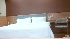2023-3-2【用利顶你】极品美女外围小姐姐，主动求吻，骑脸大屌插嘴，多毛骚逼一顿扣，美腿肩上扛