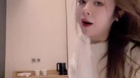 性感尤物气质女神！美女很会玩诱惑！吊带黑丝美腿，扒开内裤揉穴，无毛骚穴特写，按摩器震动，爽的呻吟娇喘