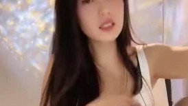 超有韵味的极品女神小少妇，全程露脸开档黑丝跟狼友互动撩骚，自己舔奶子自慰逼逼