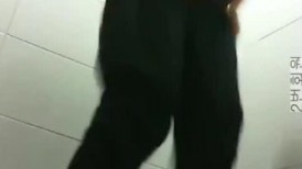厕拍大神潜入三星电子厂隔板女厕 多角度偷拍女工尿尿有几个妹子貌似发现了
