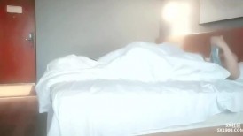 泡良最佳教程，【良家故事】一个寂寞的人妻沦陷了，心照不宣的来到酒店，几番挑逗下成功推倒2
