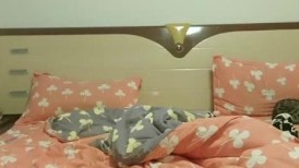 极品尤物美少女！童颜美乳新人下海！情趣开裆内裤，道具插穴自慰，近距离特写，深插到低，妹妹很享受
