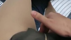 两个骚女调教贱男，舔屌吃口水喝尿，肉丝美腿足交，骑在脸上舔逼，掰穴尿嘴里，听话的小狗