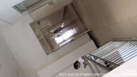 大神潜入学校女厕全景偷拍多位漂亮女生嘘嘘然后假装问路拍脸2