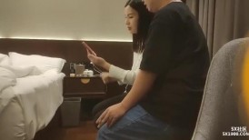 大奶熟女人妻 蹭蹭 不要我怕你刚跟别人搞过 我跟她们都是戴套 聊聊天穿上开档黑丝被小哥哥猛烈输出