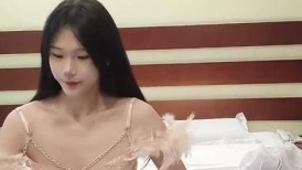 极品网红美少女，170CM大长腿，细腰美臀，翘起屁股特写，一线天微毛肥穴，扭腰摆臀，展示身材