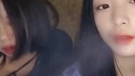 三个小萝莉群P名场面，19甜美少女，贫乳超嫩小穴，一人一个埋头吃吊，猛男爆操，多是淫水