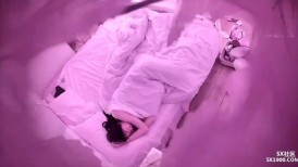 5-13新片速递酒店偷拍 蜜桃小翘臀靓妹睡醒主动撸硬男友的鸡巴坐在上面爽歪歪