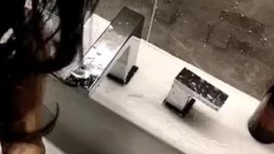【极品反差婊】极品少妇 与情郎在酒店做爱，吃鸡技术一流，无套插入后被艹得一脸舒服享受的表情