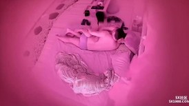 流出酒店偷拍 胖哥和骚女友开房激情让妹子戴面具扮网红把精液射她肚子上