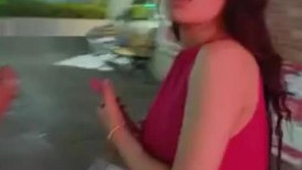 厕拍大神KR步行街公厕偷拍 高颜值红裙美女尿尿出来还故意搭讪问她要微信实在太屌丝了