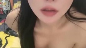 网红性感极品美女，居家炮友操骚逼，黑丝网袜翘美臀，深喉插嘴，第一视角后入，爽的呻吟不断