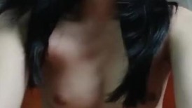 看起来还很嫩的小妹自己在网上直播赚钱，全程露脸大秀直播，给狼友看逼逼听指挥，流着白带的小嫩比真是诱人