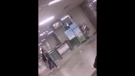 【裙底❤️春光乍泄】抄底各路高质量空姐乘务员 白皙大长腿诱人丝袜 骚丁豹纹白窄五花八门 饱满阴皁腿都够玩一年 (2)