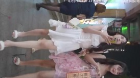 大神步行街尾随偷拍 两位清凉花裙高颜值美女逛街都不穿安全裤被一箭双雕