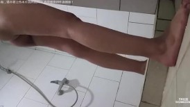 邪恶的房东暗藏摄像头偷拍美女租客洗澡