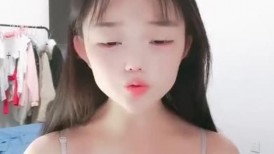 ❤娃娃脸呆萌妹妹，娇小身材白虎嫩穴，居家炮友猛操，特写抽插输出，从下往上视角，搞的妹妹舒服了