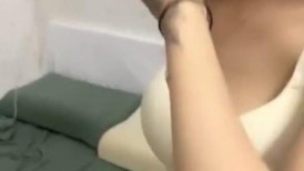 花臂纹身性感美女，出租屋操小骚逼，穿上丝袜足交，大屌炮友深喉，插入多毛骚穴猛操，骑上来自己动