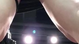 ⚫️⚫️正版4K大神极限抄底，科技展览会碰见一位露逼真空出门的小姐姐，男友还有意帮忙下拉裙角，为时已晚啥都看见了