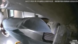 商场女厕全景偷拍多位美女嘘嘘 各种美鲍鱼完美呈现-0061-牛仔裤一直拉着门