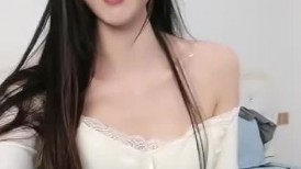 丝袜露脸高颜值极品女神的诱惑，跟狼友互动撩骚慢慢脱光各种诱惑不断，揉奶玩逼撅着屁股抠穴