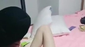 漂亮美眉3P 身材娇小苗条 小娇乳小粉鲍 菊花插肛塞屎都憋出来了 边拉屎边吃鸡 被两哥们连续输出