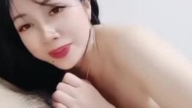 超级骚的小少妇，全程露脸伺候大哥激情啪啪，给大哥舔菊花深喉大鸡巴，让大哥舔逼无套抽插