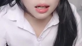 2024年10月，新人，学生妹！【少萝小甜】，高颜值反差婊，脱到一丝不挂，身材诱人，粉嫩鲍鱼 (1)