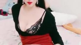 浓妆大眼骚货丰满巨乳白皙奶子，抓住男主的屌就爱不释手，闺蜜在帮辅助，