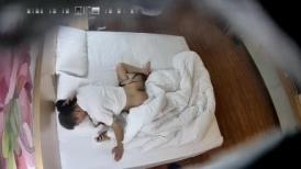 最新流出酒店高清偷拍 哥哥又去广东打工了半夜和嫂子开房偷情一边看着背德家族一边草逼特别嗨
