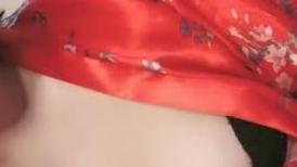 金丝眼镜的学生头妹子，岔腿跳蛋自慰，双手揉胸，吊钟白皙柰奶子，特写跳蛋插穴刺激的很