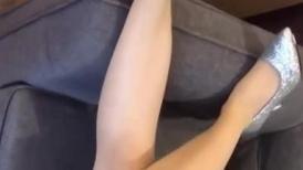 这种美腿你们想怎么玩，性感美腿诱惑，丝袜玉足，这生涩的口交是最爽的想3P，老婆微露脸吃鸡！