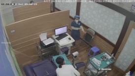 妇科医院偷拍两位年轻少妇叉开腿完全暴露私密处让医生检查