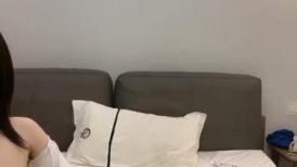 新人下海颜值网红靓女！和小男友激情操逼！情趣制服蒙眼舔屌，翘起屁股后入撞击，表情对着镜