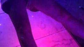 经典神作！夜场酒吧女厕正面镜头偸拍各种时尚小姐姐方便 (27)