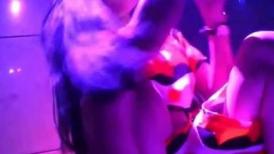经典神作！夜场酒吧女厕正面镜头偸拍各种时尚小姐姐方便 (35)