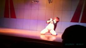 浙江丰艺剧场不演话剧改演裸体歌舞了草台班子舞女们大胆表演劈叉下腰掰B