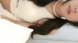 星星双马尾萝莉萌妹大黑牛自慰双飞啪啪，掰开粉穴口交再来一妹子一起玩