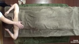 FC2 4594901 *1/6前半价 【无/正篇嗯…】（情色）适合按摩的丰满美体降临！看似无辜却对屌丝很感兴趣！抓住它，盯着它，放在嘴里，甚至亲吻它，直接射到了特典上……