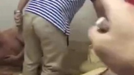 偷情被捉奸：妻子和情夫偷情，两人半光着身子被暴力捉奸现场！妻子还全力护着奸夫，兼气翻天呀！