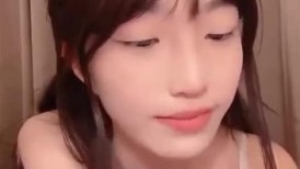 【清纯甜美二次元反差美少女】死库水白裙情趣装罕见大秀，生疏展示高潮脸