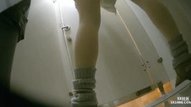 一月新流出 夜总会酒吧女厕后拍白羽绒服美眉不小心把鞋尿湿了