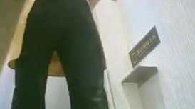 一月新流出❤️商场女厕全景后拍（露脸）短发眼镜学妹貌似吃撑了疯狂呕吐