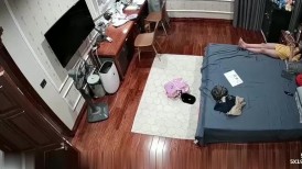 《居家摄像头破解》漂亮的小姐姐一边看小视频一边抠着小嫩B