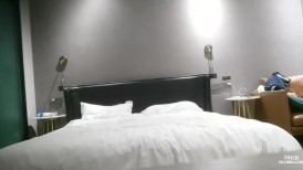 小伙酒店重金约炮极品黑丝美女 又抠又舔的把美女玩的受不了